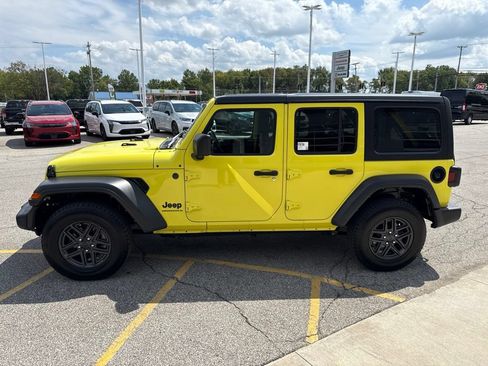 Used 2024 Jeep Wrangler Unlimited Sport AWD/4WD image 9