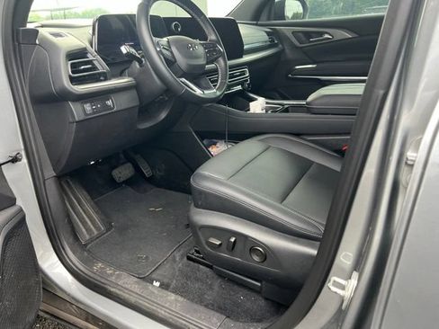 Used 2025 Chevrolet Traverse LT w/ Midnight/Sport Edition FWD image 8