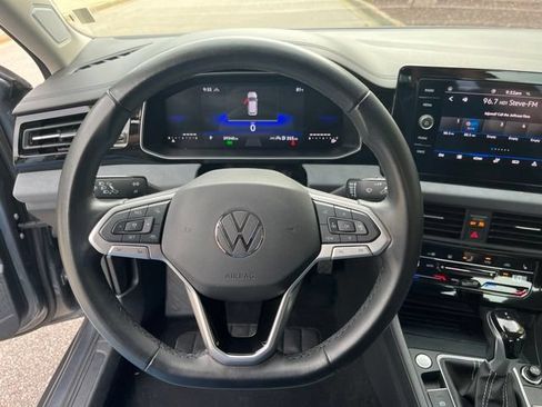 Used 2025 Volkswagen Jetta SE FWD image 18