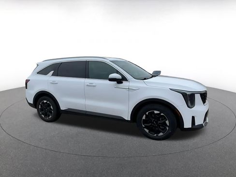Used 2024 Kia Sorento S image 2