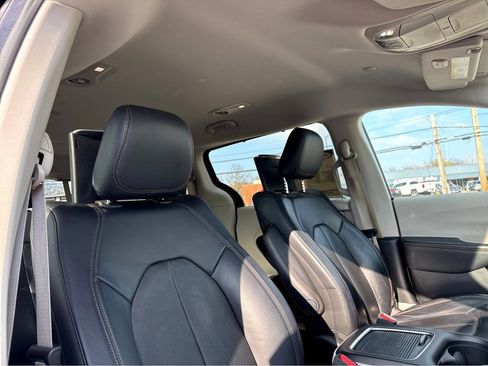 Used 2017 Chrysler Pacifica Touring-L Plus image 8