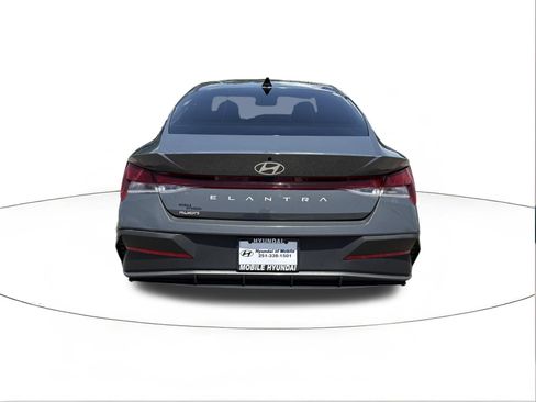 Certified 2025 Hyundai Elantra SE FWD image 4