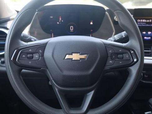 Used 2025 Chevrolet Trax LT FWD image 12