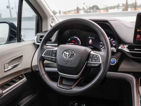 Used 2024 Toyota Sienna XLE w/ XLE Plus Package FWD image 18