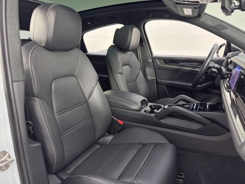 Used 2024 Porsche Cayenne Turbo image 44