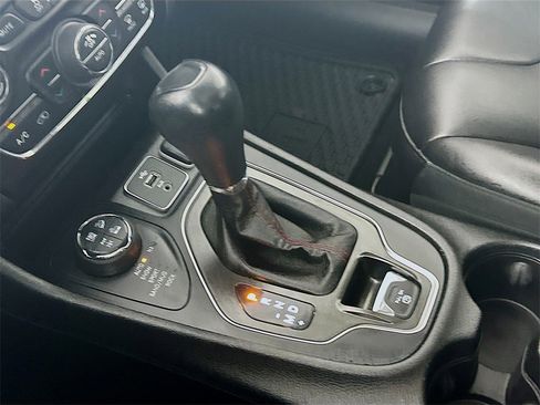 Used 2019 Jeep Cherokee Trailhawk w/ Comfort/Convenience Group image 16