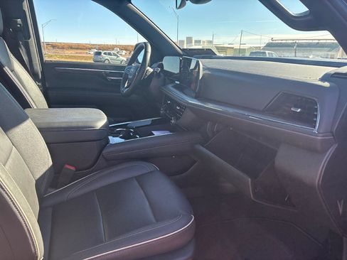 Used 2025 Chevrolet Tahoe Premier image 32