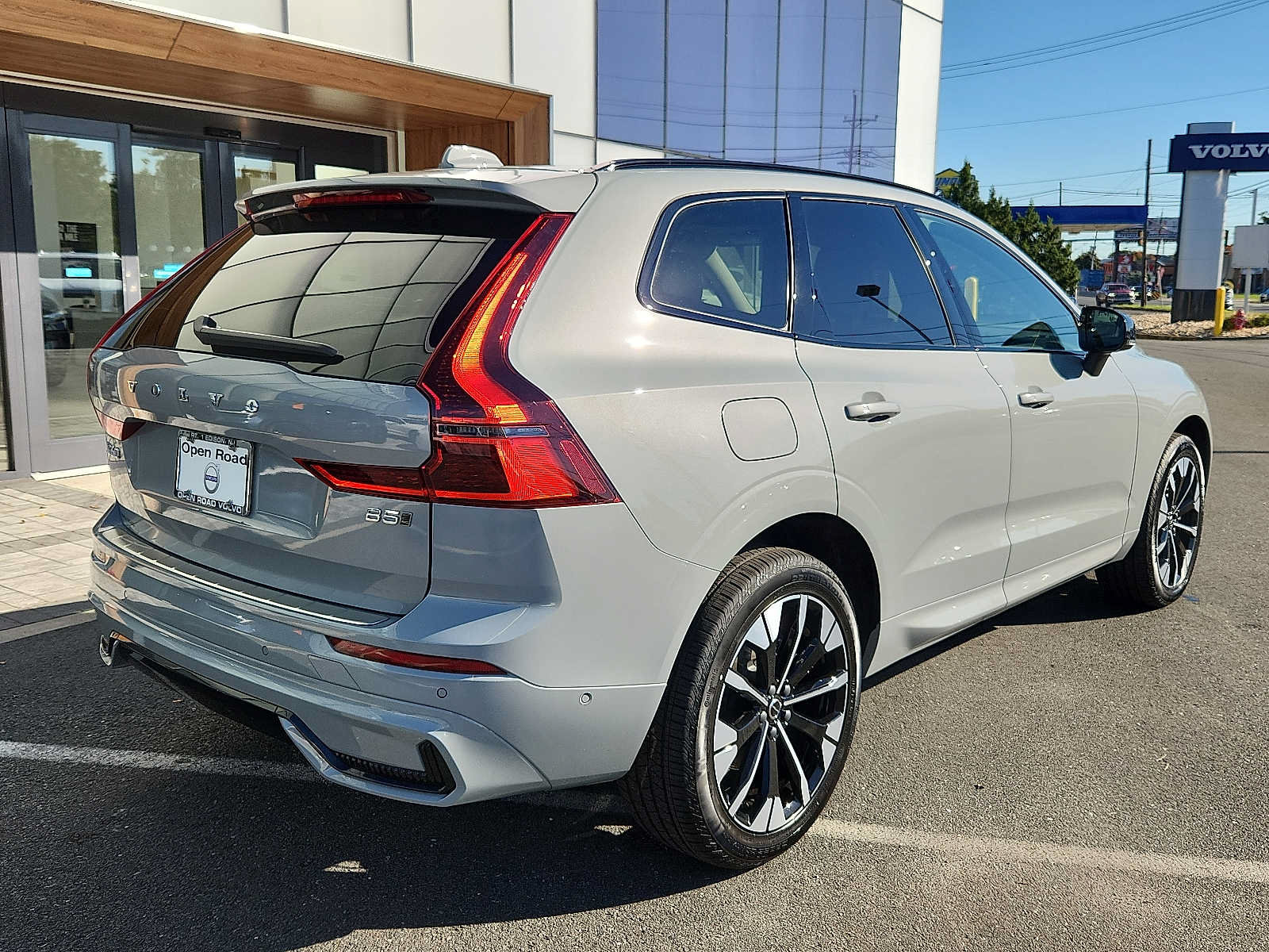 Used 2027 Volvo XC60 B5 Plus AWD/4WD image 6