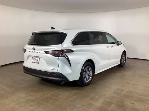 Used 2024 Toyota Sienna XLE FWD image 5