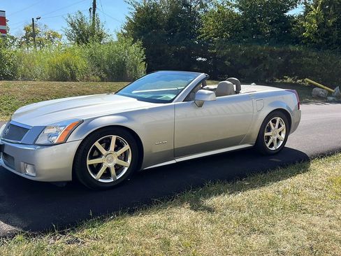 Used 2005 Cadillac XLR RWD image 9
