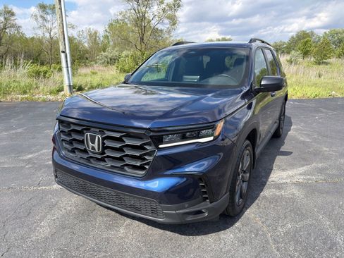 Used 2025 Honda Pilot Sport image 2