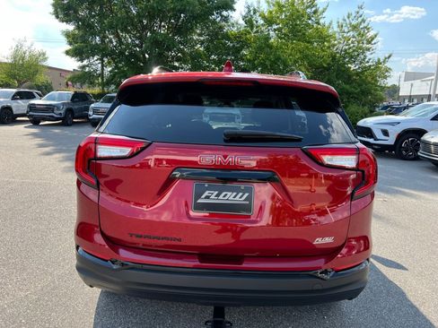 Used 2024 GMC Terrain SLE w/ Driver Convenience Package FWD image 14