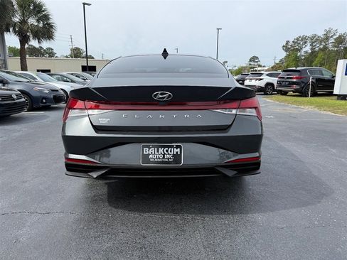 Used 2023 Hyundai Elantra SE w/ Preferred Accessory Package image 4