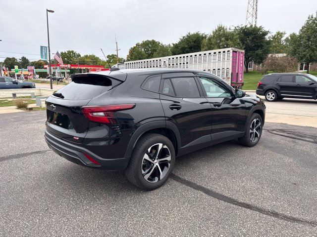 Used 2025 Chevrolet Trax RS w/ Sunroof Package FWD image 5