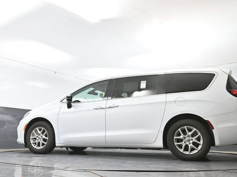 Used 2024 Chrysler Pacifica Touring-L FWD image 52