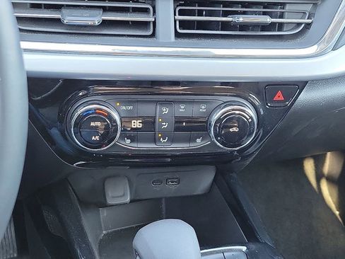 Used 2025 Chevrolet Trax LT w/ LT Convenience Package image 17