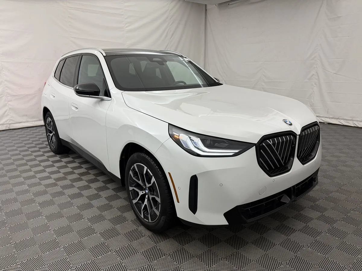 Used 2025 BMW X3 xDrive30i AWD/4WD image 3