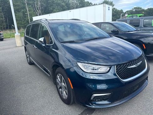Used 2024 Chrysler Pacifica Pinnacle FWD image 6