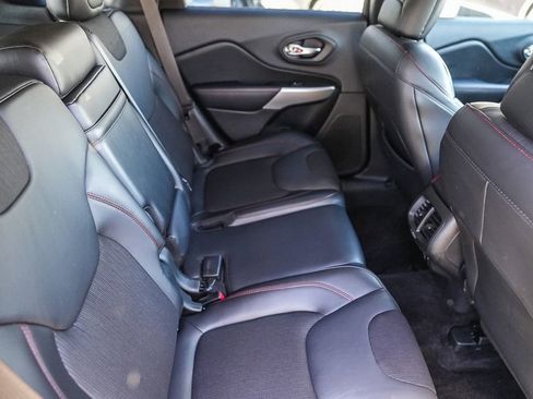 Used 2018 Jeep Cherokee Trailhawk image 19