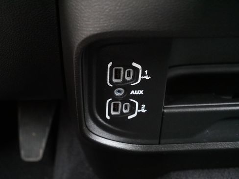 Used 2024 RAM 2500 Tradesman w/ Chrome Appearance Group image 29