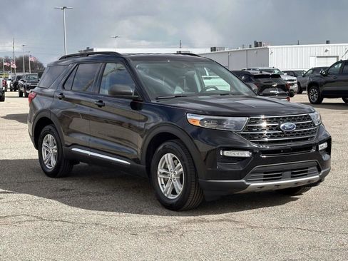 Used 2023 Ford Explorer XLT w/ Equipment Group 202A image 6