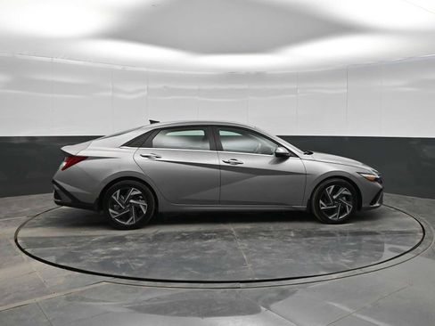 Used 2025 Hyundai Elantra SEL image 9
