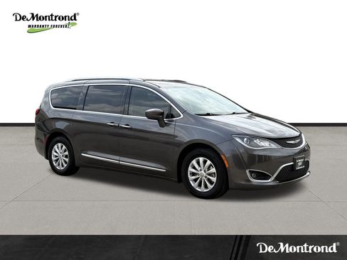 Used 2018 Chrysler Pacifica Touring-L Plus image 3