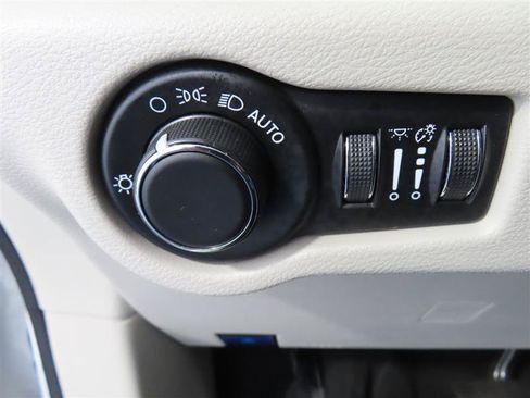 Used 2023 Chrysler Voyager LX FWD image 17