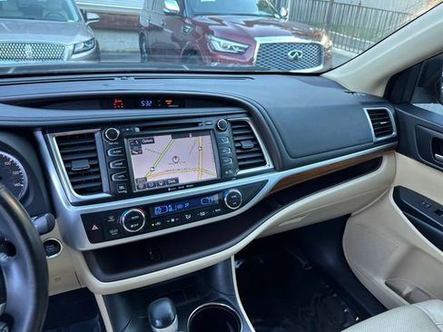 Used 2017 Toyota Highlander Limited image 18