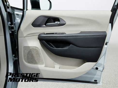 Used 2024 Chrysler Pacifica Touring-L FWD image 33