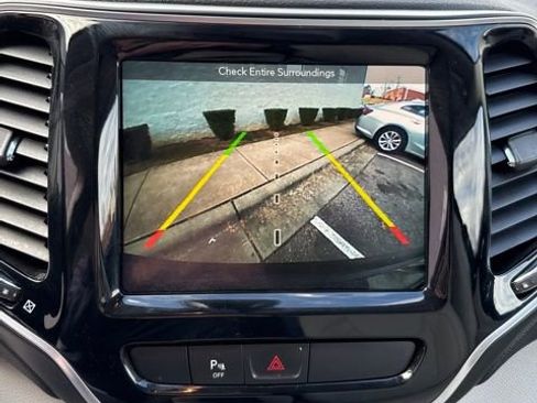 Used 2019 Jeep Cherokee Limited image 14