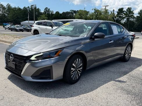 Used 2024 Nissan Altima 2.5 SV FWD image 3