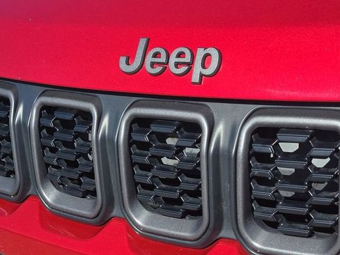 Used 2025 Jeep Compass Trailhawk AWD/4WD image 7