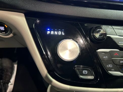 Used 2024 Chrysler Pacifica Touring-L image 20