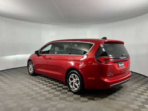 Certified 2024 Chrysler Pacifica Limited image 8