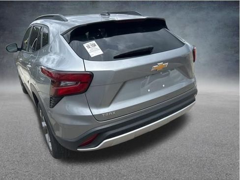 Used 2025 Chevrolet Trax LT w/ LT Convenience Package FWD image 24