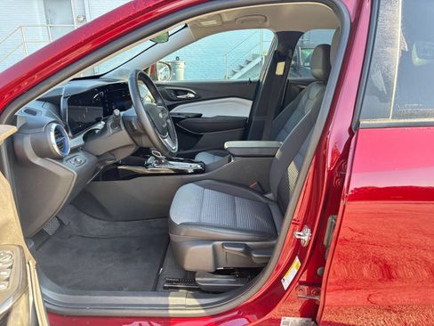 Used 2025 Chevrolet Trax LT w/ LT Convenience Package FWD image 27