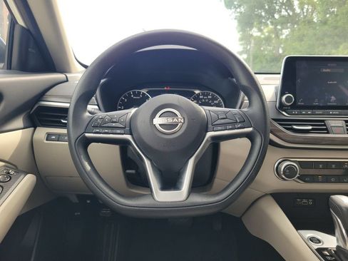 Used 2025 Nissan Altima 2.5 SV FWD image 14