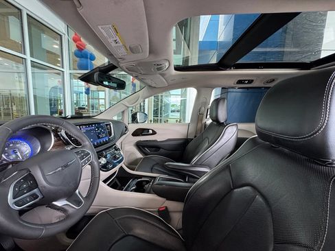 Used 2023 Chrysler Pacifica Limited FWD image 21
