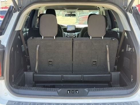 Used 2021 Ford Explorer XLT RWD image 32