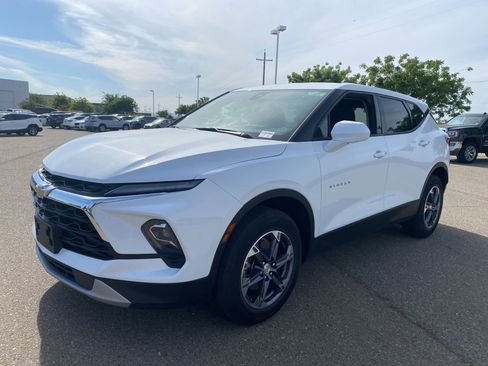 Used 2025 Chevrolet Blazer LT AWD/4WD image 1