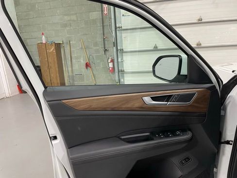 New 2025 Volkswagen Atlas SE image 12