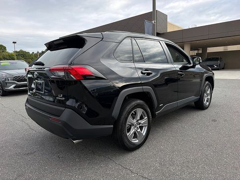 Used 2023 Toyota RAV4 LE AWD/4WD image 4