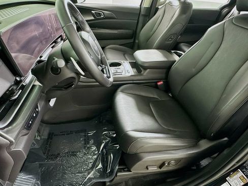 Used 2025 Kia Carnival SX w/ SX Dark Edition Package FWD image 9
