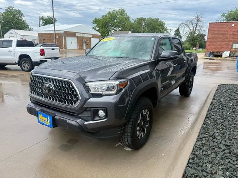 Used 2019 Toyota Tacoma TRD Off-Road AWD/4WD image 3