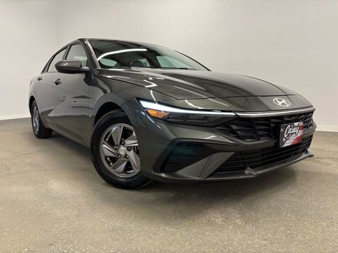 Used 2025 Hyundai Elantra SE image 2