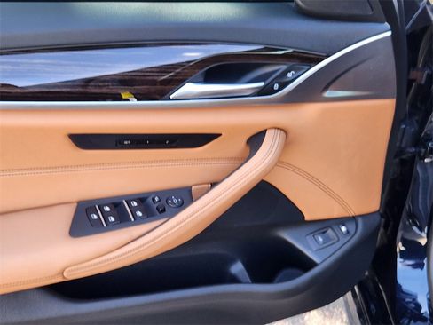 Used 2022 BMW 530e xDrive 530e iPerformance w/ M Sport Package image 19