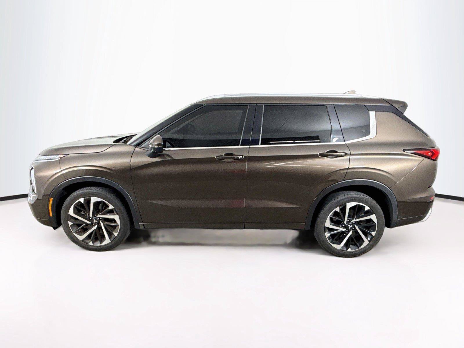 Used 2024 Mitsubishi Outlander SEL FWD image 2