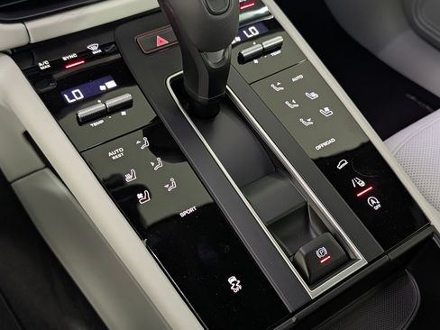 New 2026 Porsche Macan AWD/4WD image 34