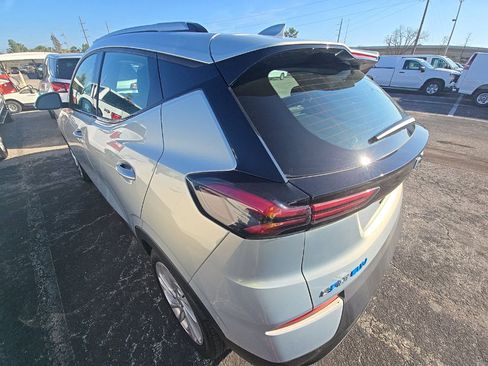 Used 2023 Chevrolet Bolt EUV LT w/ Driver Confidence Package FWD image 4